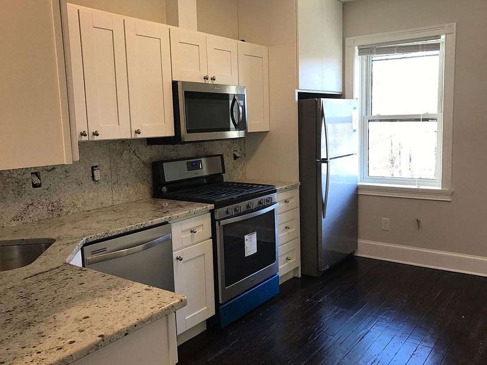 Eat-in-kitchen w/dishwasher & microwave