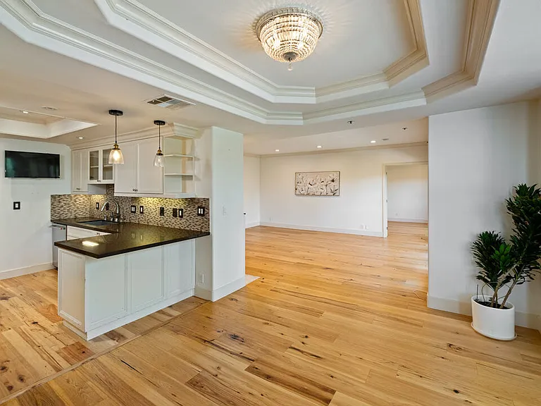 575 S Barrington Ave #305 — Photo 10