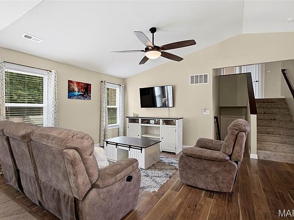 4th image of 527 Sceptre Rd