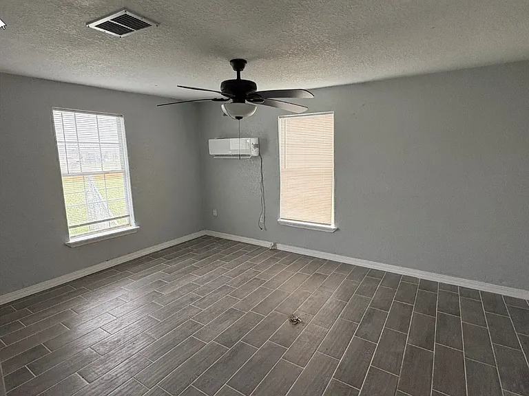 301 N Avenue C — Photo 12