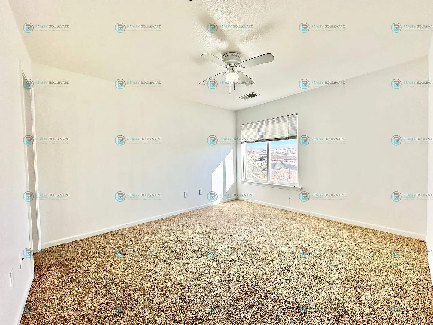 Come see this unique apartment that has 4 bedroom & 4 bathrooms!! It is less than 2 miles from UN... — Photo 4