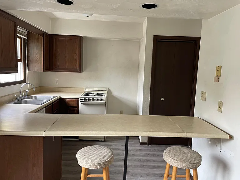 Eat-in kitchen