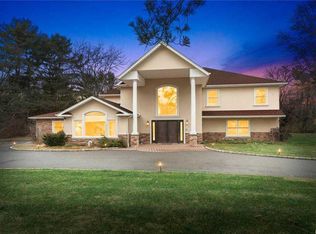 195 Cold Spring Rd, Syosset, NY 11791