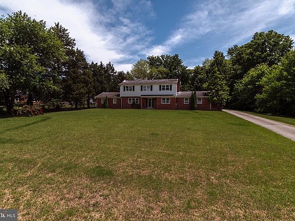 3rd image of 325 Great Oak Dr