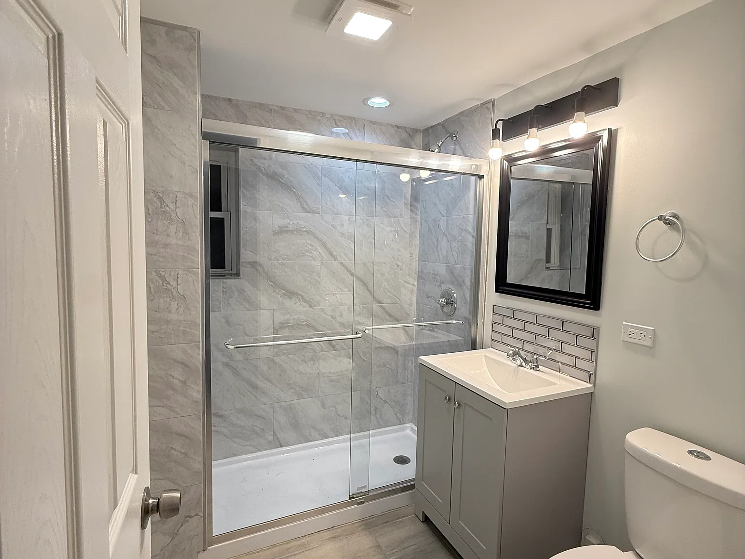 2952 N Nagle Ave — Photo 4