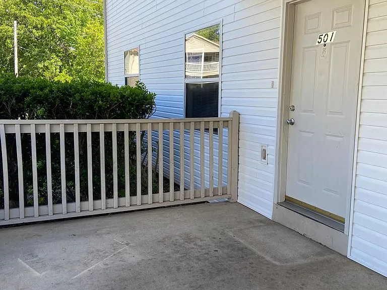 501 Twin Oaks — Photo 9