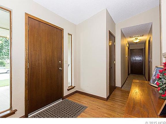 4th image of 105 E Charlotte St