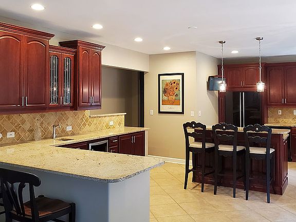 22' x 22' Kitchen w/ wet bar