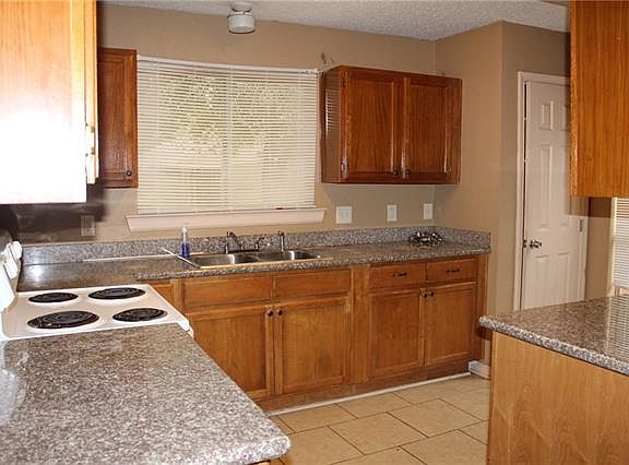 4th image of 2537 English Colony Dr