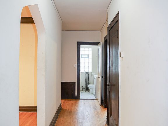 5th image of 2035 W Wellington Ave Unit 2