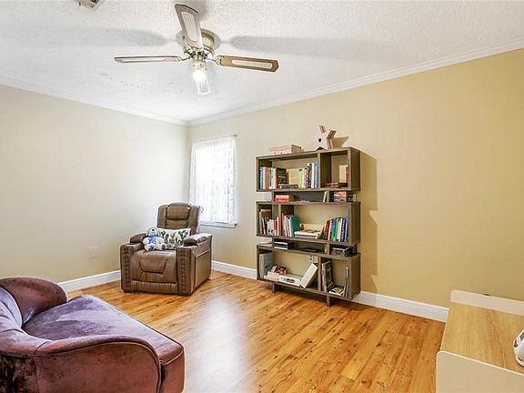 5th image of 1024 Kingsway Dr W