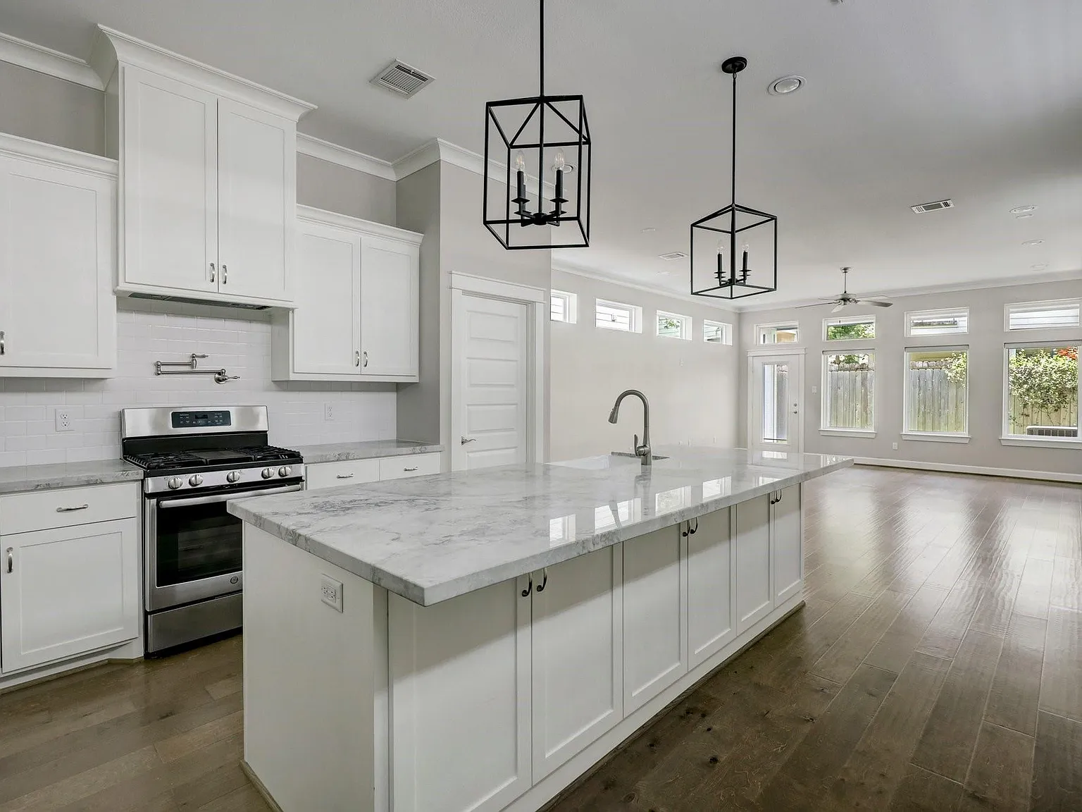 3 bed, 2.5 bath, 2328 sqft, $3,600 — Photo 3