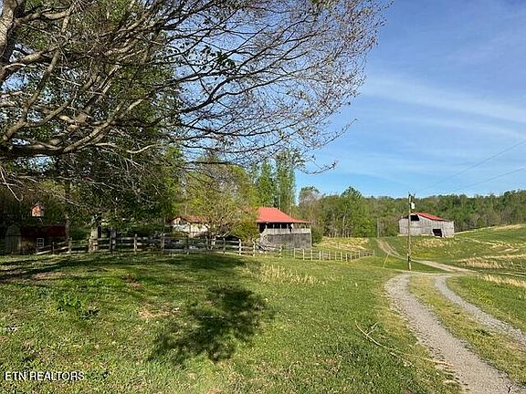 2nd image of 811 Pioneer Rd