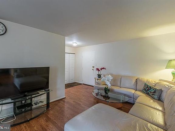 5th image of 6135 Leesburg Pike APT 408