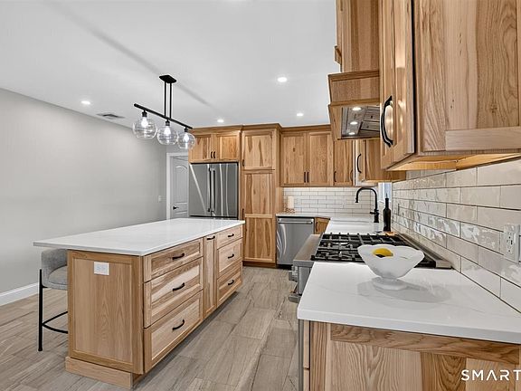 5th image of 366 Hackmatack Street