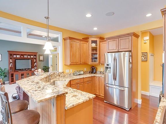 3rd image of 6880 Bridgecreek Dr