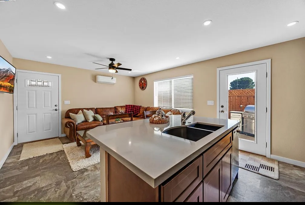 886 Laguna St — Photo 3