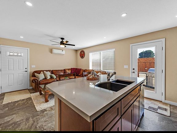 3rd image of 886 Laguna St