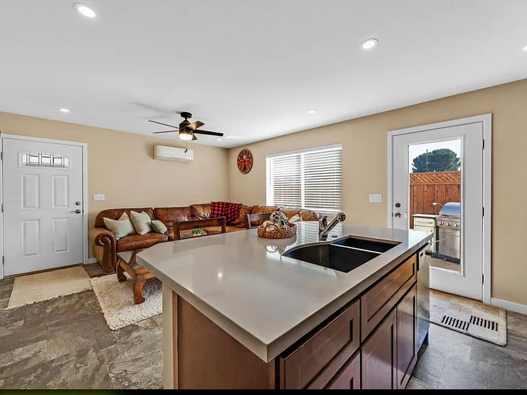 886 Laguna St — Photo 3