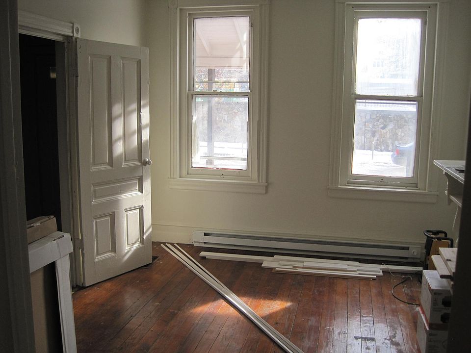 2nd image of 225 W Chestnut St #1