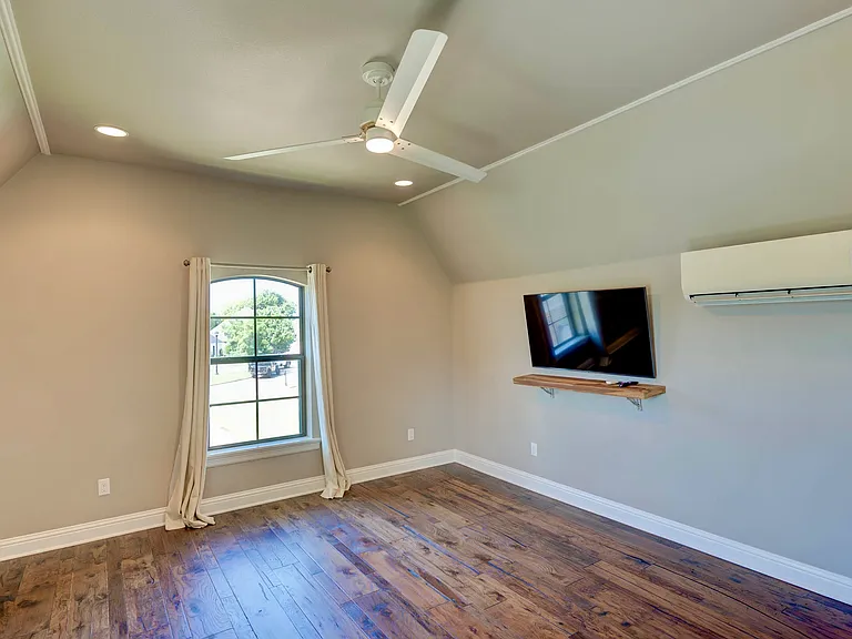 555 Canterbury Ln — Photo 25
