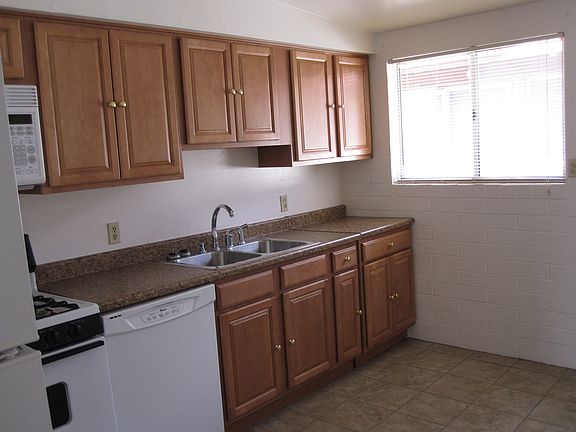5th image of 1442 W Kilburn St #2