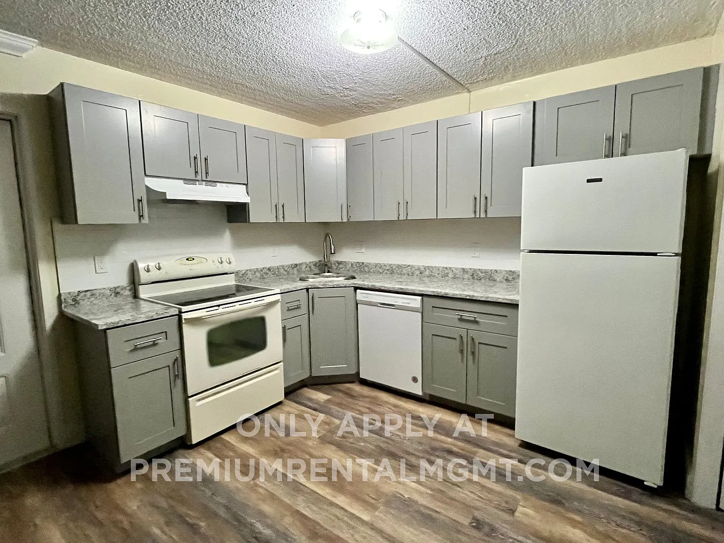1 Bedroom 2nd Floor Condo in East Orlando with Laminate Flooring and Scenic Balcony View! — Photo 2