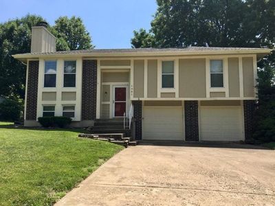 1961 E Sleepy Hollow Dr, Olathe, KS, 66062