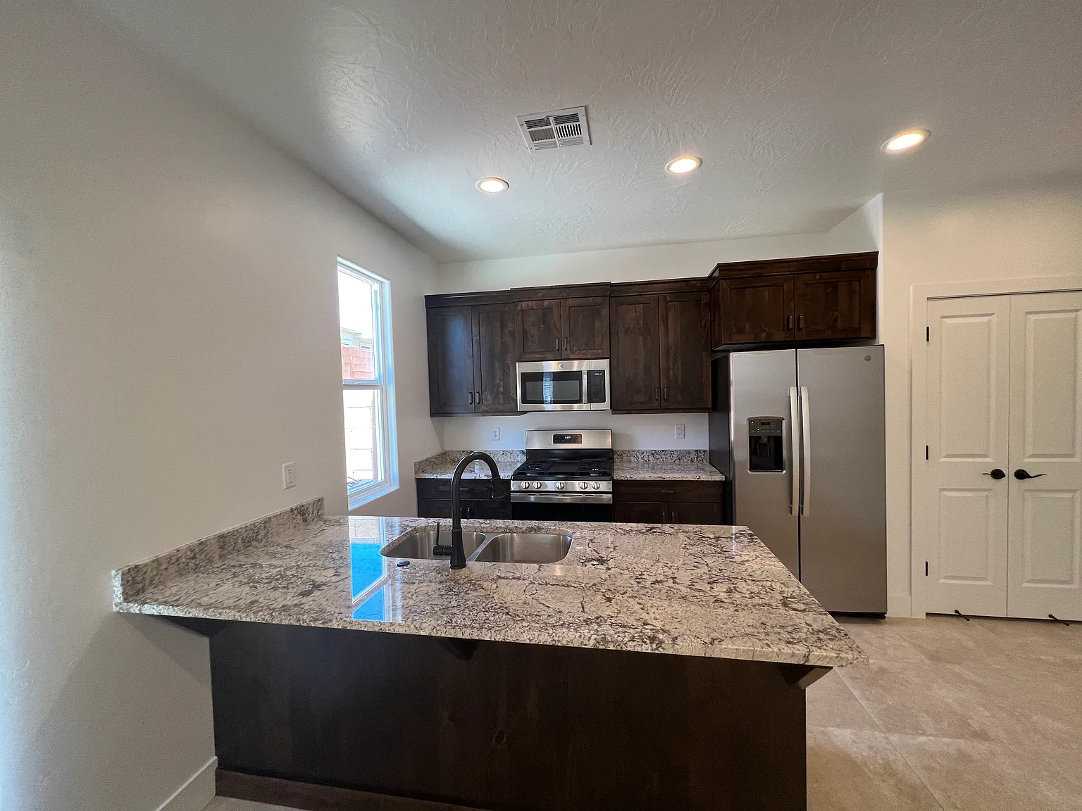 Modern 4 bedroom 2.5 bathroom condo — Photo 3