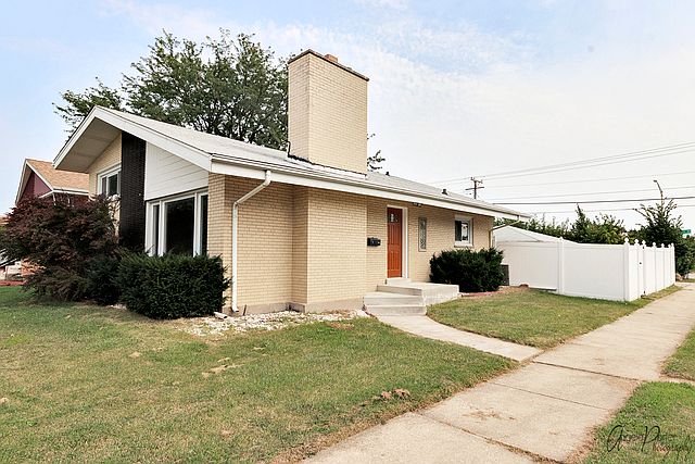 1st image of 5553 W Oakdale Dr