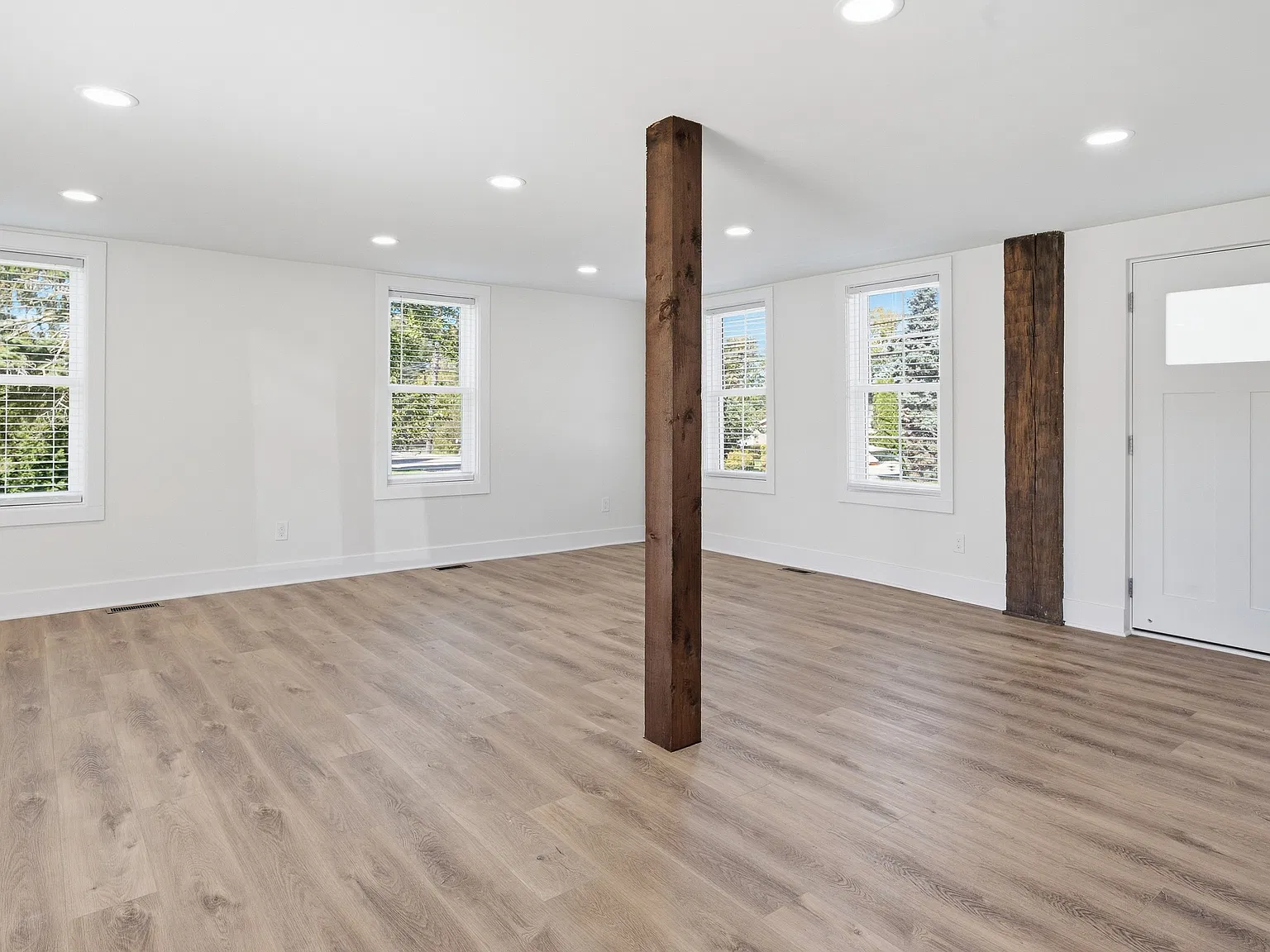 4 bed, 2.5 bath, 2400 sqft, $3,500 — Photo 2