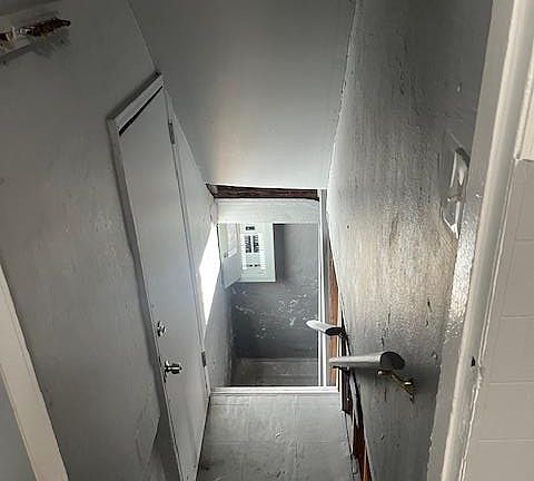 4th image of 6709 Robbins Ave