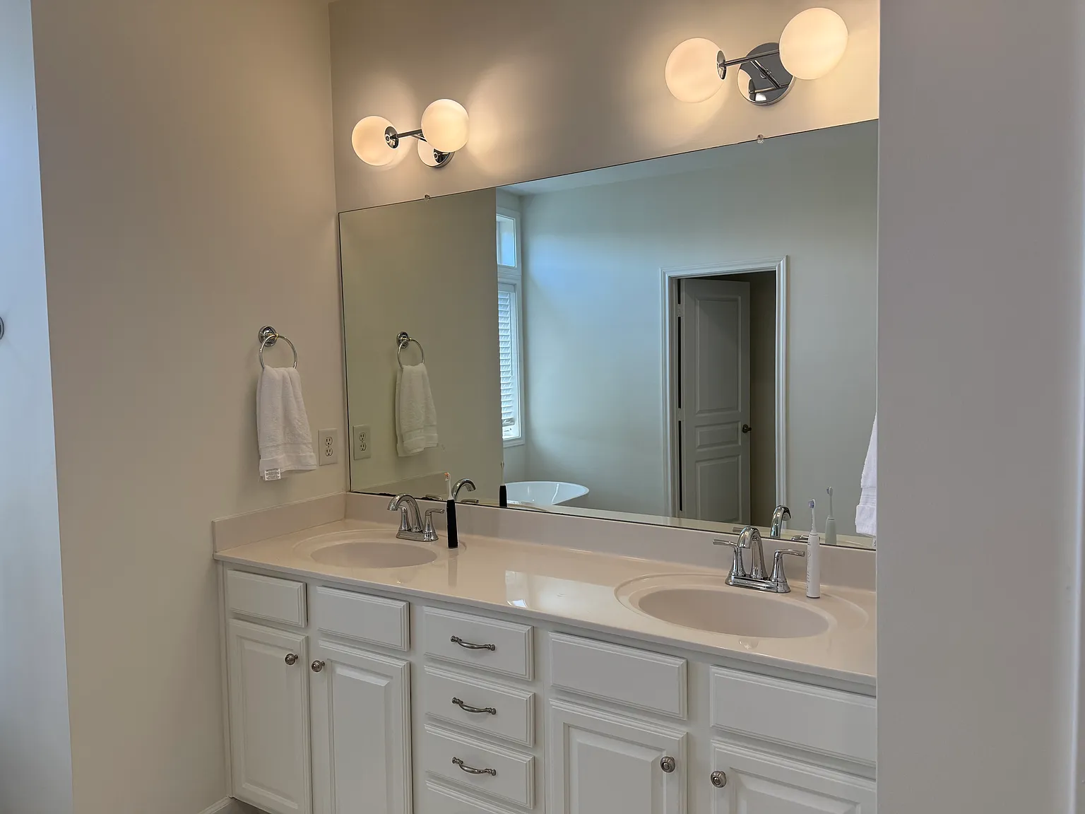 2 bed, 2.5 bath, 1830 sqft, $2,500 — Photo 3