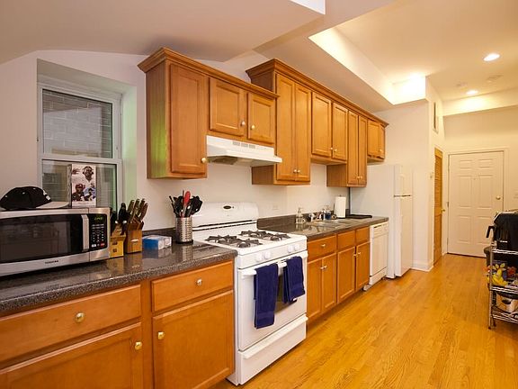 2nd image of 1821 N Sheffield Ave #F2