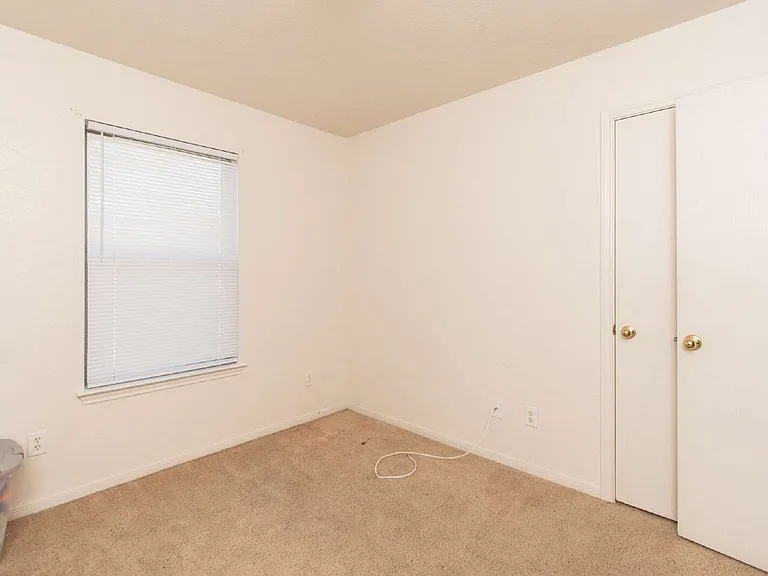 609 Bermuda #A — Photo 7