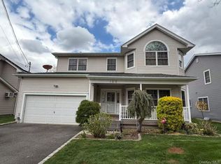 122 Walker Rd, Mineola, NY 11501