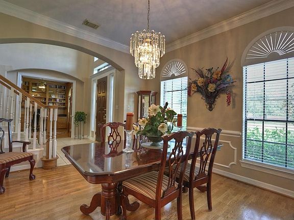 Formal dining to the left of the entry