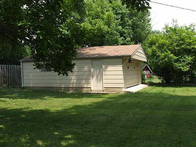 2nd image of 5830 E Laurel Hall Dr