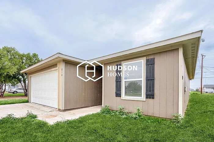 3 bed, 2.0 bath, 1028 sqft, $925 — Photo 1
