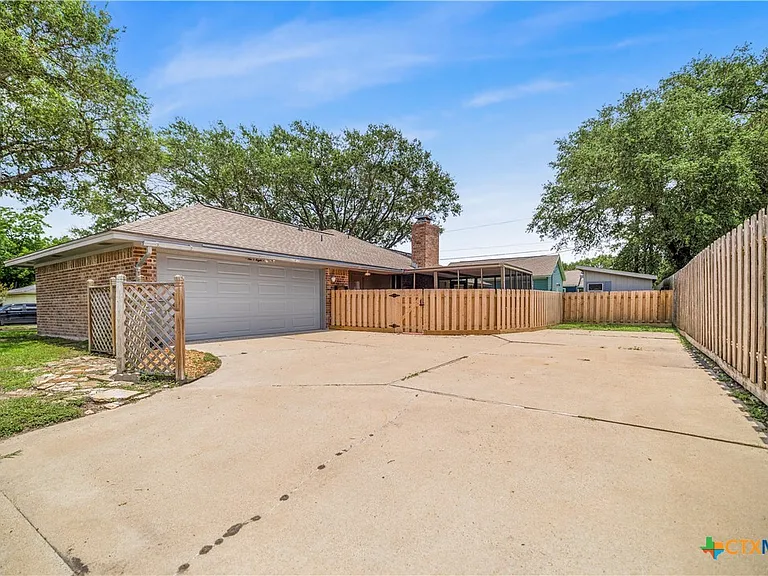 608 Rosewood Dr — Photo 22