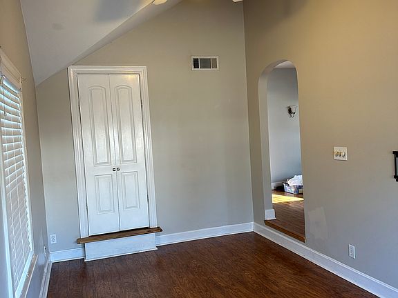 5th image of 2904 Montrose Ave