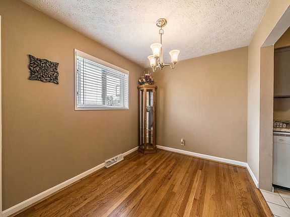 4th image of 332 Rose Dr