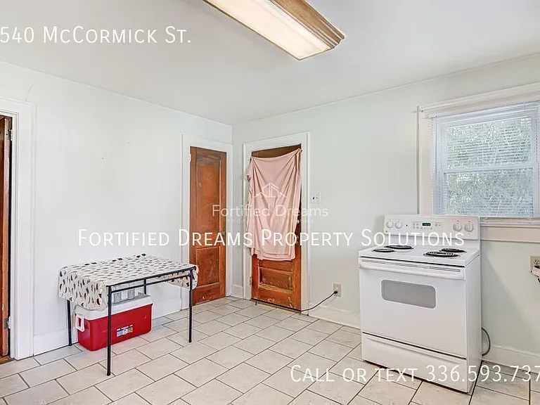 1540 McCormick St — Photo 9