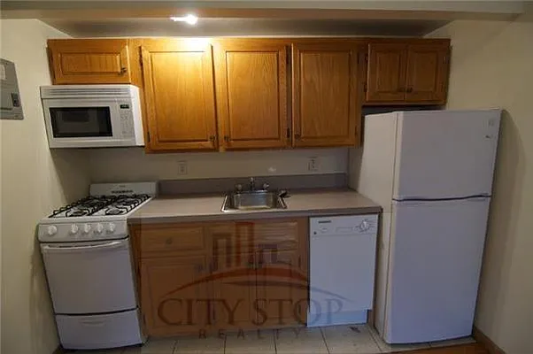 Rented by City Stop Realty | media 14
