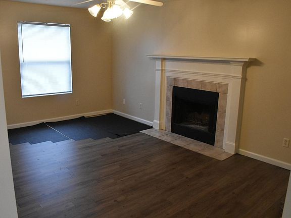 Family room with fireplace (gas/wood burning)
