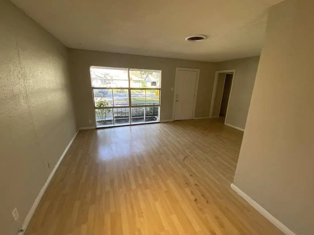 3 bed, 1.0 bath, 1228 sqft, $1,850 — Photo 2