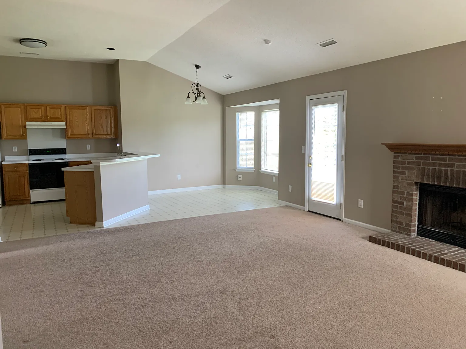 3 bed, 1651 sqft, $2,600 — Photo 2