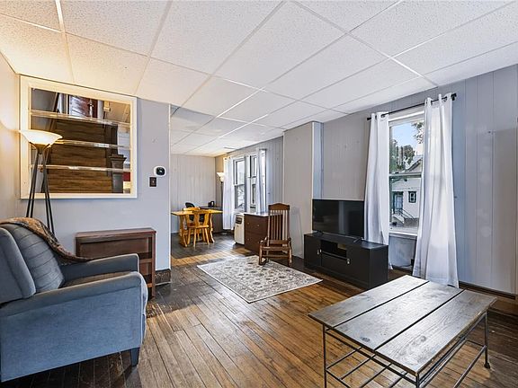 4th image of 835 Spring St