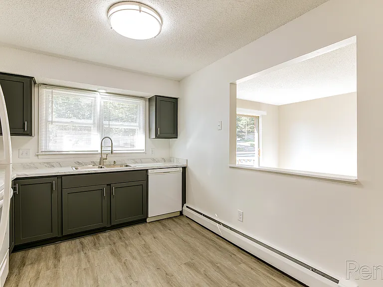 Shoreline Place Apartments — Photo 5