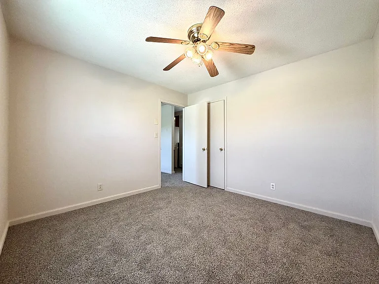Bancroft Circle Apartments — Photo 33